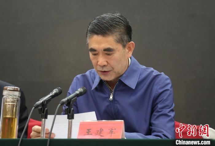 圖為青海省委書(shū)記王建軍出席會(huì)議并作講話?！?zhí)砀?攝