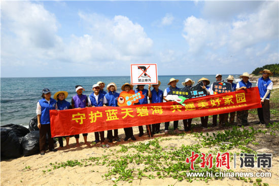 環(huán)保志愿者呼吁停止隨地扔垃圾、破壞環(huán)境等不文明行為。