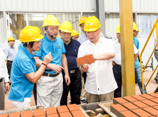 2019年6月21日下午，省長沈曉明在三亞建筑廢棄物綜合利用廠，查看用建筑廢棄物綜合處理后制成的再生水泥磚。海南日?qǐng)?bào)記者 宋國強(qiáng) 攝