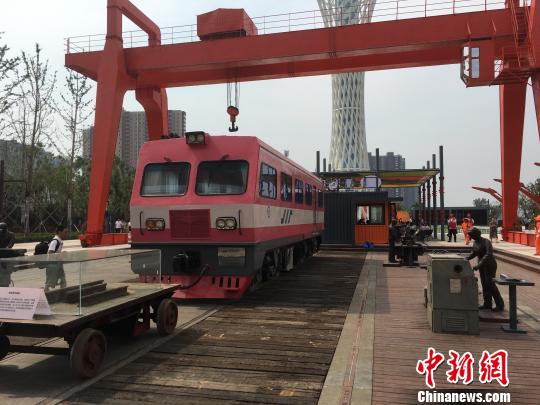 公園內(nèi)的火車車廂與貨場(chǎng)龍門吊等工業(yè)遺跡?！「呒t超 攝