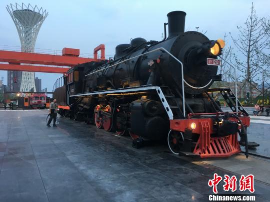 公園內(nèi)保留布置了蒸汽時(shí)代火車頭?！「呒t超 攝