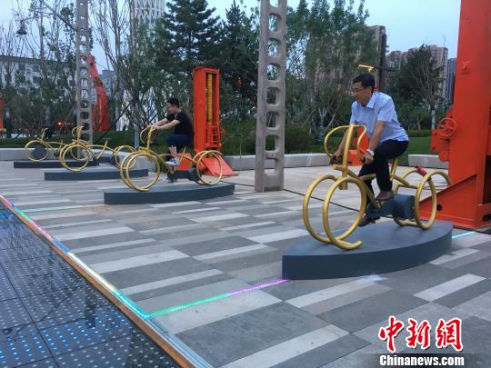 市民使用公園內(nèi)的健身設(shè)施?！「呒t超 攝