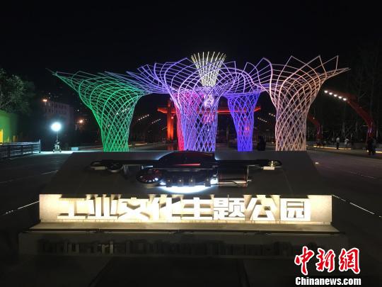 夜晚，奧運(yùn)“五色樹”的燈光?！「呒t超 攝