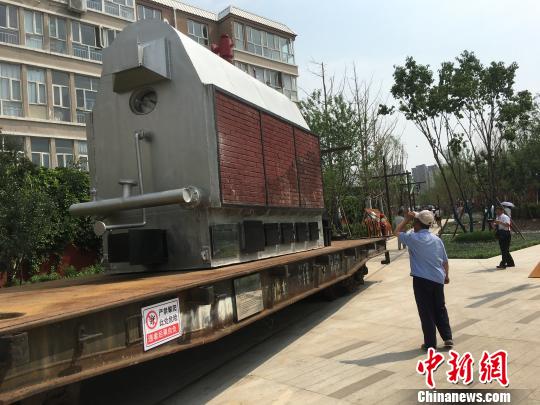 公園內(nèi)陳列著臥式蒸汽鍋爐等工業(yè)產(chǎn)品?！「呒t超 攝