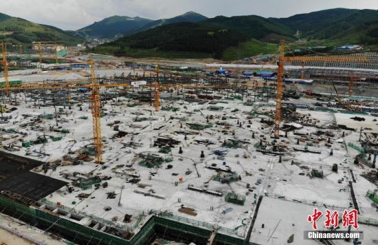 6月28日，航拍鏡頭下的河北張家口冬奧會太子城冰雪小鎮(zhèn)項目。太子城冰雪小鎮(zhèn)項目位于2022年冬奧會張家口賽區(qū)核心區(qū)，連接張家口賽區(qū)云頂和古楊樹兩個競賽場館群，建成后將承擔賽時核心區(qū)配套保障功能，提供冬奧頒獎、貴賓接待、交通換乘、休閑娛樂等服務，賽后將成為一座國際化四季度假小鎮(zhèn)。 中新社記者 楊艷敏 攝