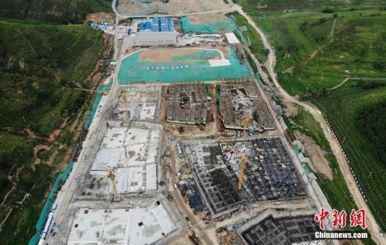 6月28日，航拍鏡頭下的河北張家口冬奧會太子城冰雪小鎮(zhèn)項目。太子城冰雪小鎮(zhèn)項目位于2022年冬奧會張家口賽區(qū)核心區(qū)，連接張家口賽區(qū)云頂和古楊樹兩個競賽場館群，建成后將承擔賽時核心區(qū)配套保障功能，提供冬奧頒獎、貴賓接待、交通換乘、休閑娛樂等服務，賽后將成為一座國際化四季度假小鎮(zhèn)。 中新社記者 楊艷敏 攝