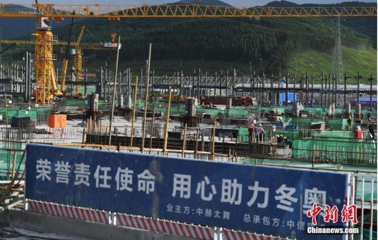 6月28日，河北張家口冬奧會太子城冰雪小鎮(zhèn)項目現(xiàn)場。太子城冰雪小鎮(zhèn)項目位于2022年冬奧會張家口賽區(qū)核心區(qū)，連接張家口賽區(qū)云頂和古楊樹兩個競賽場館群，建成后將承擔賽時核心區(qū)配套保障功能，提供冬奧頒獎、貴賓接待、交通換乘、休閑娛樂等服務，賽后將成為一座國際化四季度假小鎮(zhèn)。 中新社記者 楊艷敏 攝