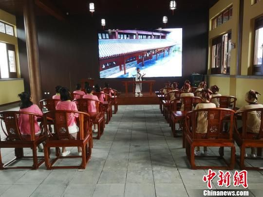 學(xué)生們?cè)诖笤瓡赫b讀國學(xué)經(jīng)典?！⊥貔i 攝