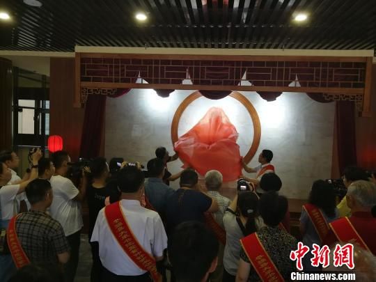 為董子石像揭幕。　王鵬 攝