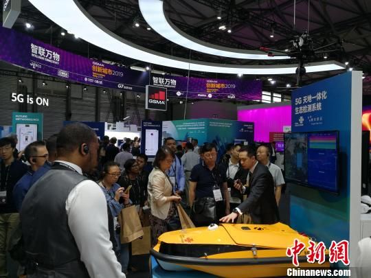 圖為現(xiàn)場(chǎng)人員講解5G“天地一體化”生態(tài)檢測(cè)系統(tǒng)?！∪伟厮?攝