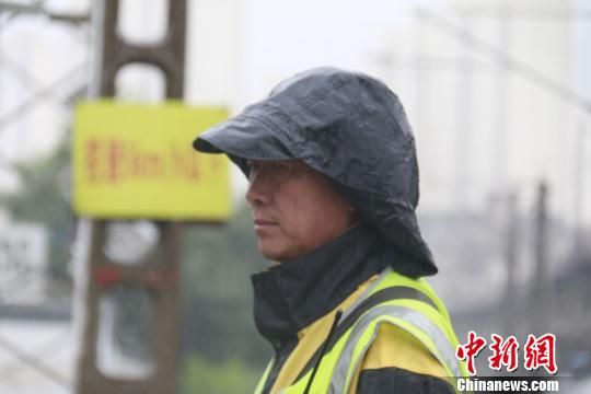 蘭州西工務段蘭州線路車間防護員雨中巡查?！⊥豕廨x 攝