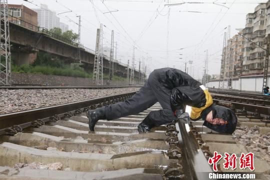 蘭州西工務段蘭州線路車間職工檢查線路幾何尺寸?！⊥豕廨x 攝