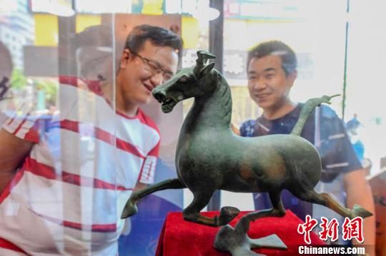 甘肅省博物館將榮登《國家寶藏》的文物銅奔馬和人頭形器口彩陶瓶搬到了絲路如意餐廳，讓顧客在餐廳內(nèi)就能近距離的和文物面對(duì)面?！＄娦?攝