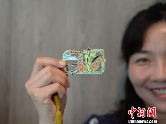 絲路主題餐廳內(nèi)推出的文創(chuàng)產(chǎn)品?！＄娦?攝