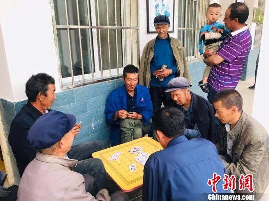 圖為老年人“興趣驛站”中的棋牌組?！“瑧c龍 攝