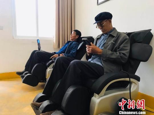 袁家壩村老年人使用按摩椅?！“瑧c龍 攝