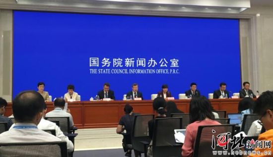 8月26日，國務(wù)院新聞辦召開國務(wù)院政策例行吹風(fēng)會(huì)。圖為吹風(fēng)會(huì)現(xiàn)場(chǎng)。 記者李巍攝