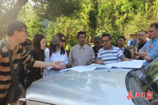 在尼泊爾，武漢市土地利用和城市空間規(guī)劃研究中心設(shè)計(jì)團(tuán)隊(duì)現(xiàn)場(chǎng)踏勘。(武漢市土地利用和城市空間規(guī)劃研究中心 供圖)