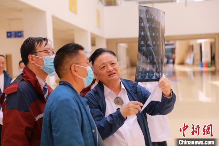 上海專家們采用“一對一”指導等方式，帶動日喀則市人民醫(yī)院科室、醫(yī)生業(yè)務水平的提升?！∩虾＝淮筢t(yī)學院供圖