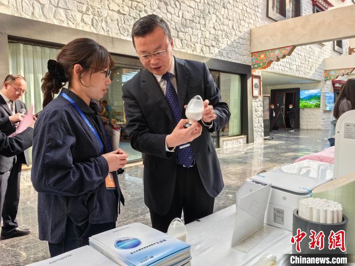 圖為簽約企業(yè)現(xiàn)場(chǎng)推介自己的產(chǎn)品。　趙延 攝