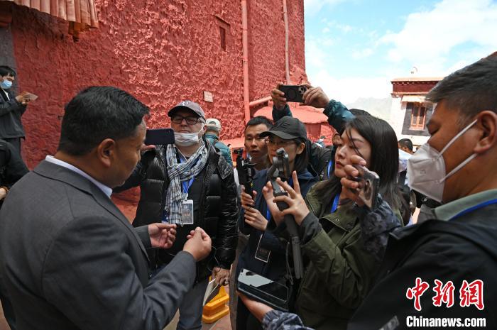 圖為中外媒體采訪布達拉宮管理處相關負責人?！≮w朗 攝