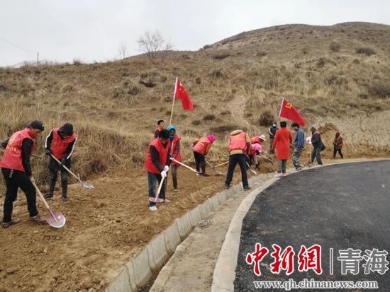 圖為尖扎干部職工生態(tài)建設(shè)和環(huán)境保護(hù)現(xiàn)場。尖宣 供圖