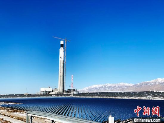 圖為地處柴達(dá)木盆地的光伏電站。　孫?！z