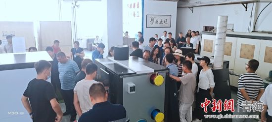 圖為行業(yè)內(nèi)人員進(jìn)行項(xiàng)目參觀。 活動(dòng)主辦方供圖