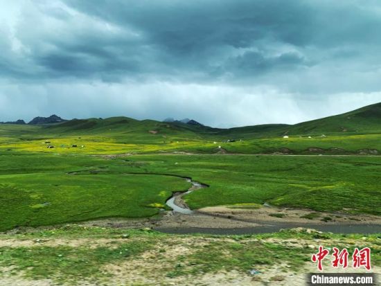 自2005年啟動(dòng)三江源生態(tài)保護(hù)和建設(shè)工程以來(lái)，果洛州共治理黑土灘315.11萬(wàn)畝，使果洛州生態(tài)環(huán)境15年來(lái)得到明顯好轉(zhuǎn)。　孫睿 攝
