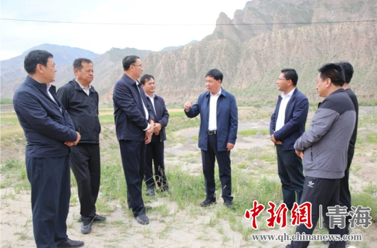圖為黃南州有關(guān)領(lǐng)導(dǎo)現(xiàn)場踏勘、督導(dǎo)生態(tài)環(huán)保責(zé)任落實情況現(xiàn)場。黃宣攝