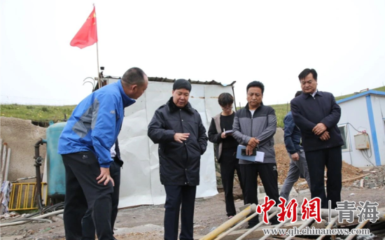 圖為黃南州有關(guān)領(lǐng)導(dǎo)現(xiàn)場踏勘、督導(dǎo)生態(tài)環(huán)保責(zé)任落實情況現(xiàn)場。黃宣攝