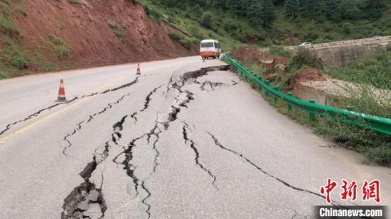 圖為發(fā)生路基下沉滑移險情的路段。果洛公路總段供圖