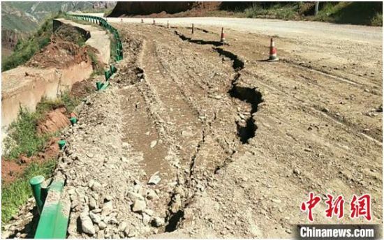 圖為發(fā)生路基下沉滑移險(xiǎn)情的路段。果洛公路總段供圖