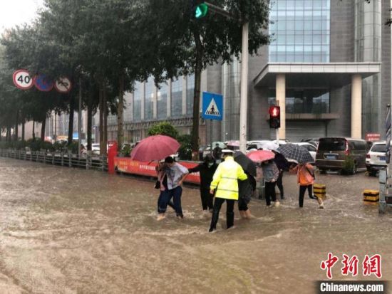  8月28日，青海省東部出現(xiàn)強降水天氣過程，其中西寧地區(qū)出現(xiàn)入汛以來雨量最大、強度最大的強降水過程。西寧交警供圖
