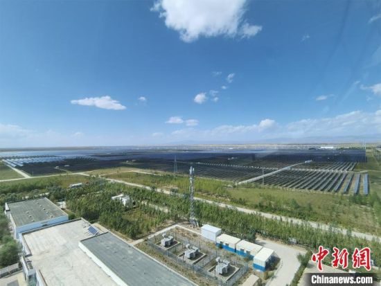  圖為塔拉灘光伏產(chǎn)業(yè)園區(qū)?！∑钤鲚怼z