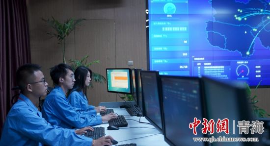 圖為國(guó)網(wǎng)青海電力大數(shù)據(jù)中心工作人員正在監(jiān)控綠電相關(guān)數(shù)據(jù)。王國(guó)棟攝
