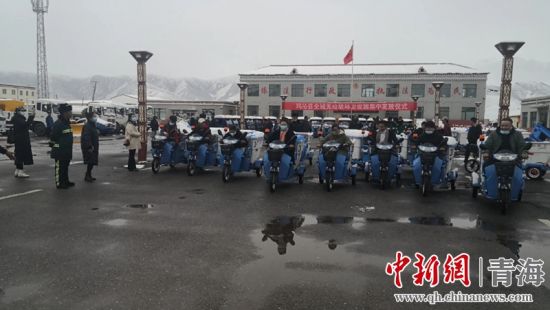 圖為環(huán)衛(wèi)設(shè)施集中發(fā)放儀式現(xiàn)場(chǎng)。甘恩超 攝