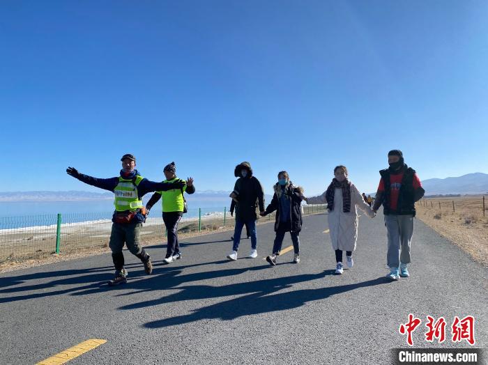 圖為徒步現(xiàn)場?！±罱瓕?攝
