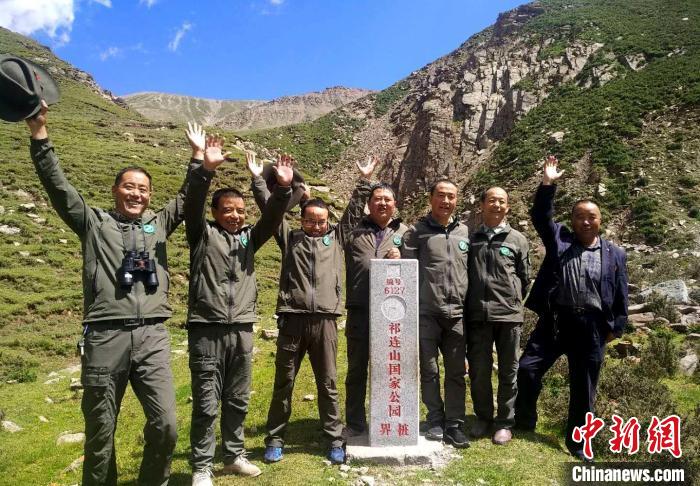 圖為管護(hù)員們難得的一次合影。受訪者供圖