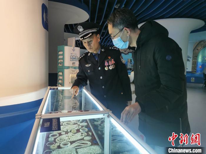 圖為森林警察為游客講解查獲這些象牙制品過(guò)程中發(fā)生的真實(shí)故事?！∥乃碱?攝