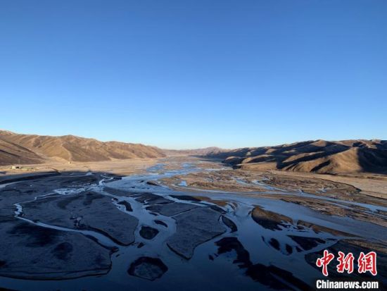 圖為三江源腹地，黃河流經(jīng)達日縣。（資料圖） 孫睿 攝 　　