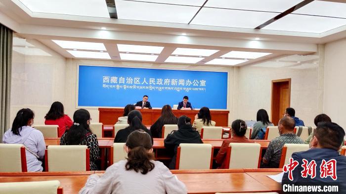 圖為西藏阿里地區(qū)在拉薩召開新聞發(fā)布會，發(fā)布西藏和平解放70年來阿里地區(qū)經(jīng)濟(jì)社會發(fā)展成就。　貢桑拉姆 攝