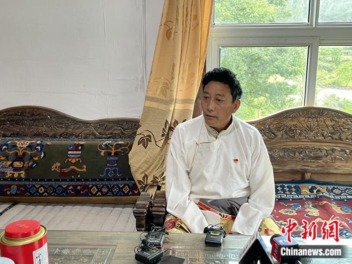 巴卡村黨支部書記、村委會(huì)主任尼瑪次仁。周璟 攝