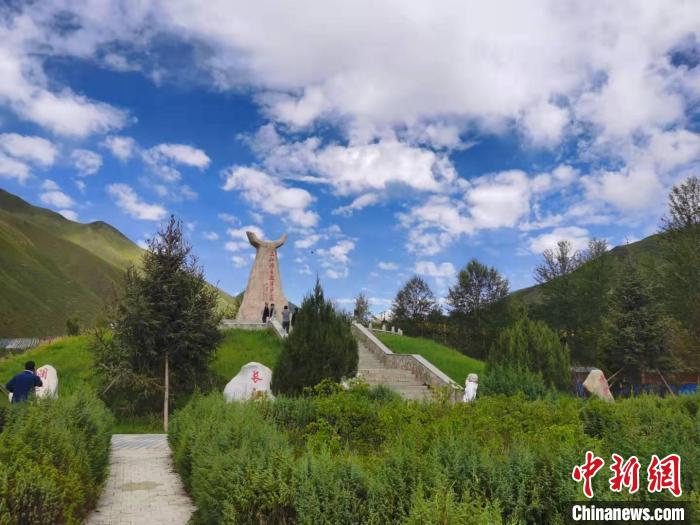 圖為三江源自然保護(hù)區(qū)紀(jì)念碑?！∏嗪Ｊ∥幕吐糜螐d供圖
