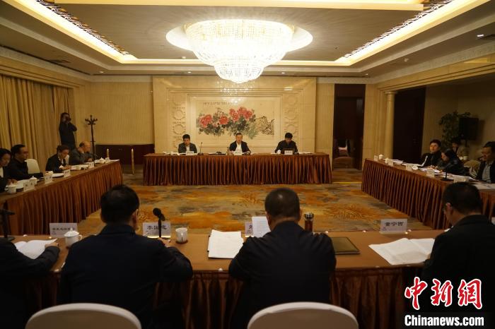 圖為座談會(huì)現(xiàn)場?！∨擞隄?攝