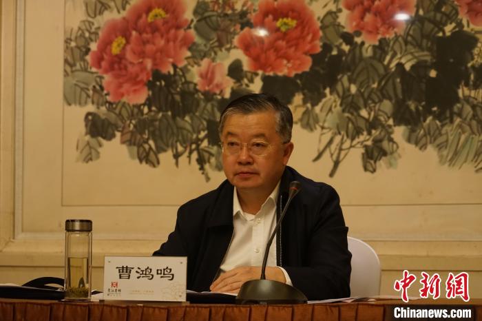 圖為全國人大常委會(huì)委員、全國人大華僑委員會(huì)副主任委員、致公黨中央副主席曹鴻鳴講話?！∨擞隄?攝
