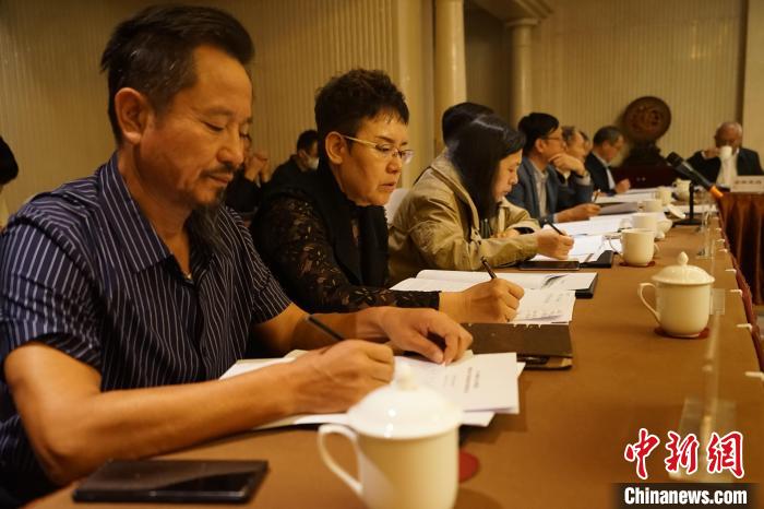 圖為座談會(huì)現(xiàn)場?！∨擞隄?攝