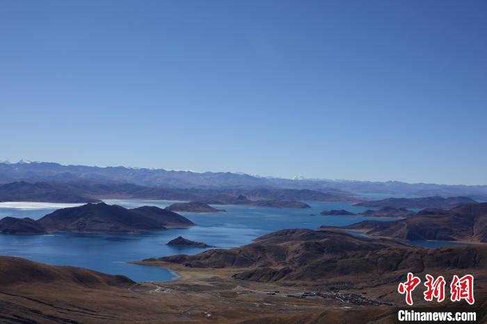 冬日羊卓雍措：湖水湛藍(lán)，如詩如畫