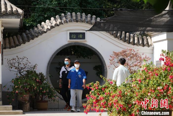 圖為市民在西寧園林植物園內(nèi)觀花賞景?！●R銘言 攝