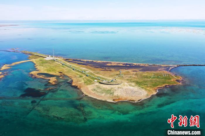 圖為無人機(jī)航拍青海湖?！≮w海梅 攝